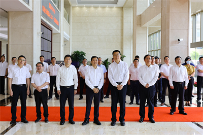2023年5月，浙江省副省长卢山（前排右二）来中欧集团调研境外投资、总部经济工作