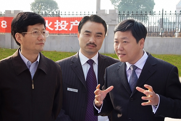 2004年12月，时任江西省委书记孟建柱（左一）视察高安中欧，指示加快项目建设，为江西水泥行业结构调整作出贡献