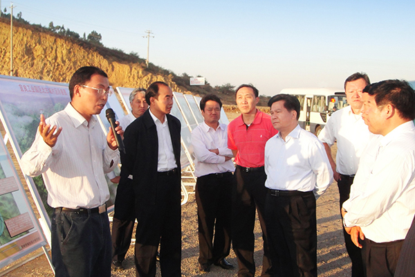 2009年11月，时任云南省委书记李纪恒（右三）来宜良中欧调研，支持中欧在云南发展