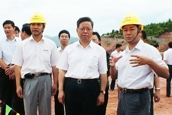2006年8月，十二届全国人大环境与资源保护委员会副主任委员黄小晶（右二，时任福建省省长）来漳平中欧视察