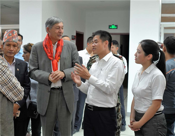 尼泊尔副总理兼财政部长于巴·拉吉·卡蒂瓦达（左二）来尼泊尔中欧希望视察