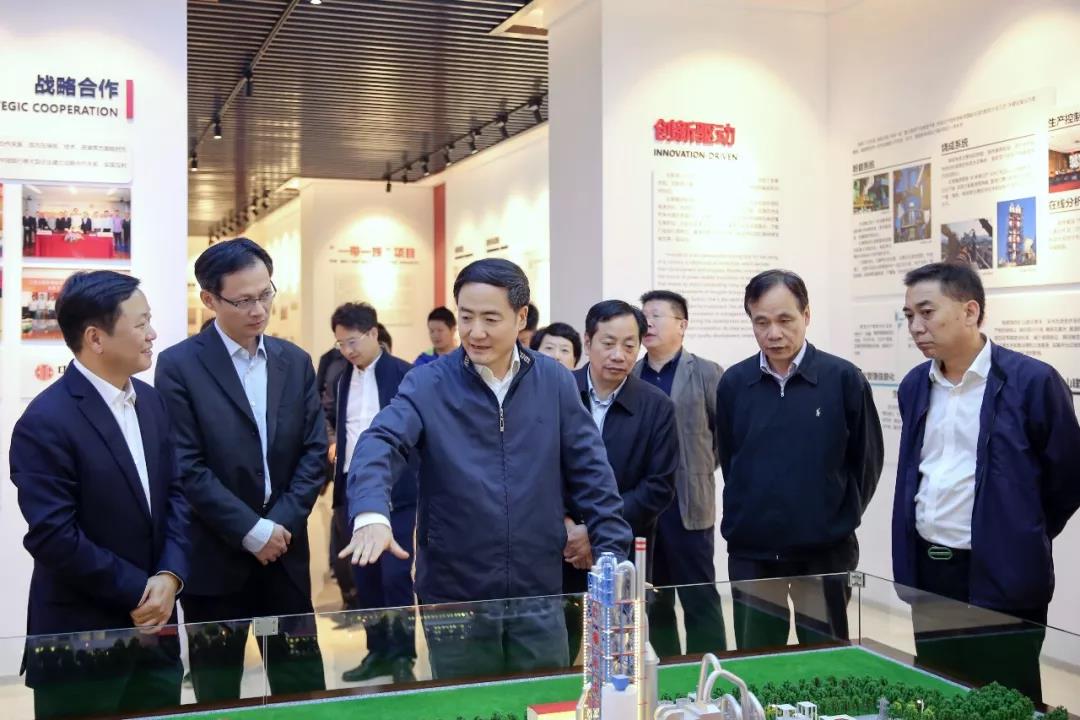 浙江省人大常委会副主任赵光君（左三）看望省人大代表、中欧集团董事长章小华