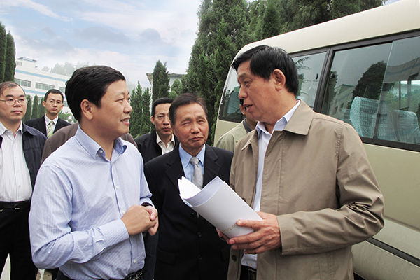 2010年9月，中央政治局常委、全国人大常委会委员长栗战书（右一，时任贵州省委书记）听取集团董事长章小华关于龙里中欧项目汇报